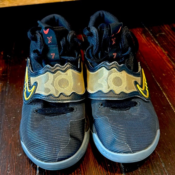Nike Men’s KD Trey 5X basketball shoe - like new - only court - Picture 2 of 4